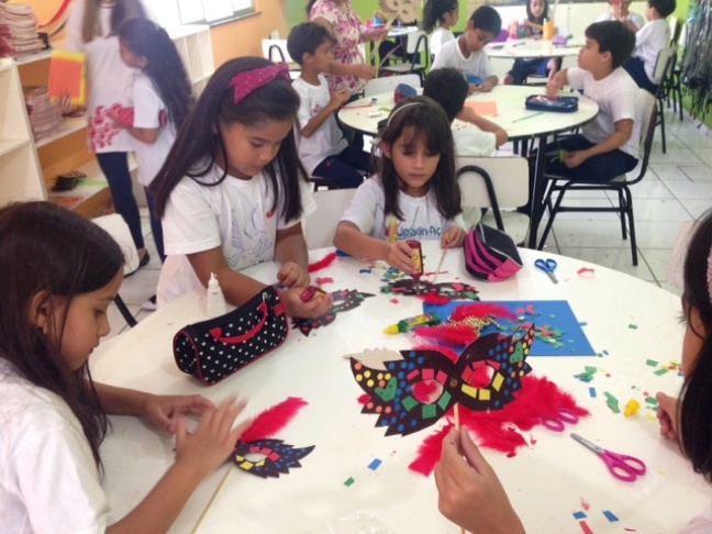 Alunos na aula de arte confeccionando máscaras